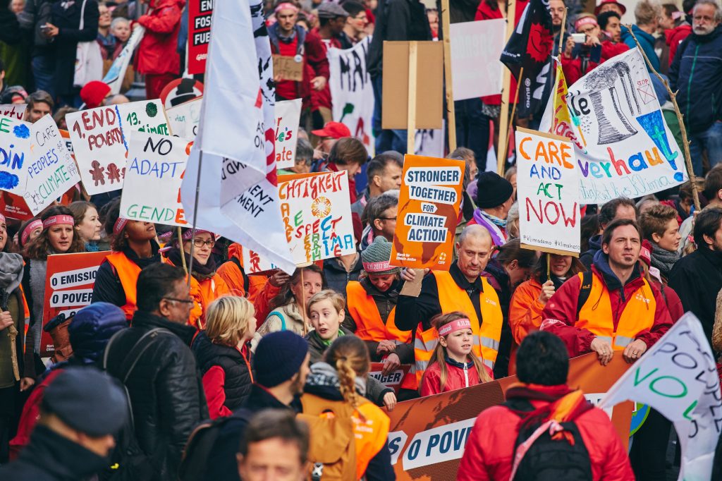 Des personnes manifestent dans la rue contre le changement climatique