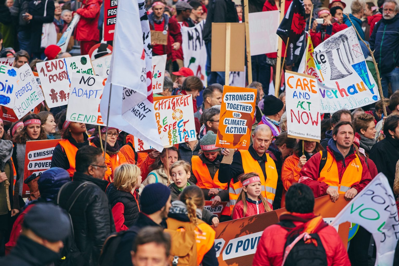 Des personnes manifestent dans la rue contre le changement climatique