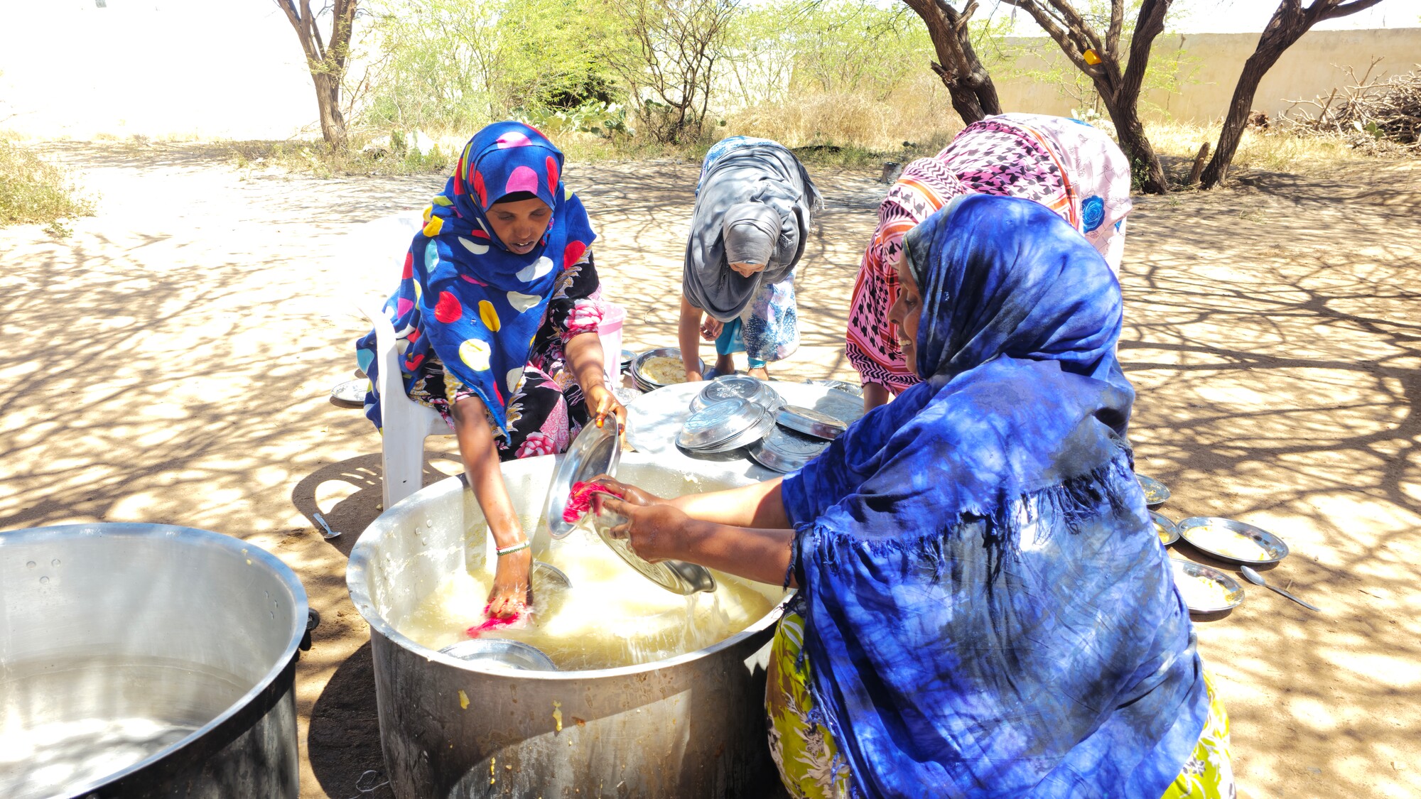 Des bénévoles de l'ONG CARE préparent des repas aux enfants dans une école au Somaliland