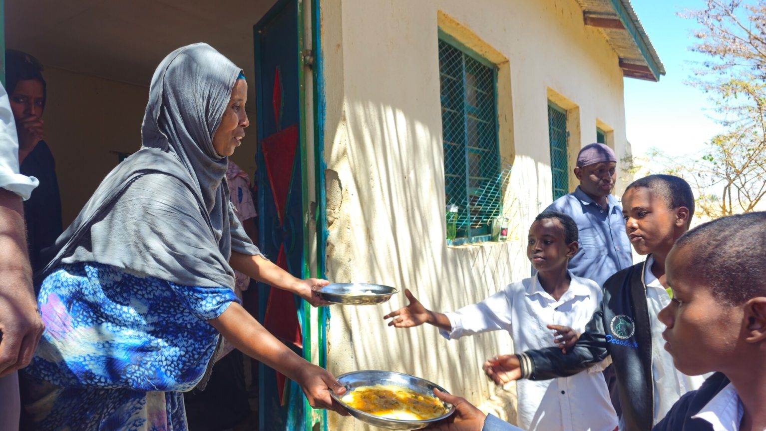 Une bénévole de l'ONG CARE distribue des repas aux enfants dans une école au Somaliland
