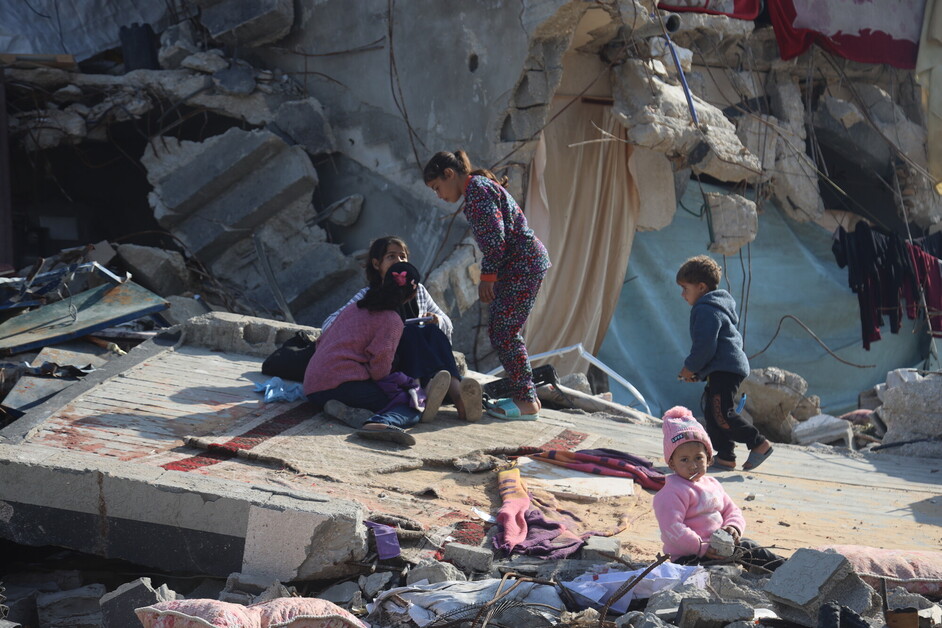Une famille dans les décombres à Gaza
